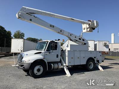 Altec AA55-MH, 60 ft, Articulating & Telescopic Material Handling Bucket Truck