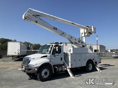 Altec AA55-MH, 60 ft, Material Handling Bucket Truck