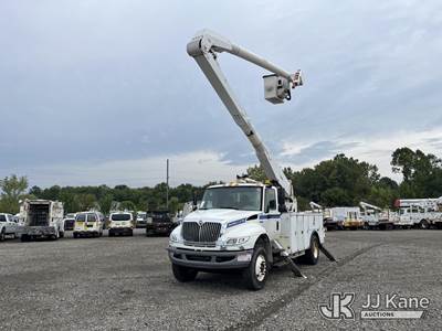 Altec AA755L, 60 ft, Material Handling Bucket Truck