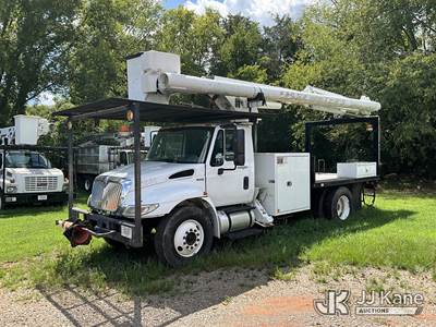 Altec LR756, 61 ft, Over-Center Bucket Truck