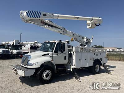 Altec AM55-MH, 60 ft, Over-Center Material Handling Bucket Truck
