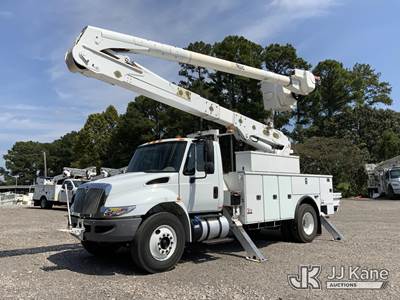 Altec AA55-MH, 61 ft, Material Handling Bucket Truck