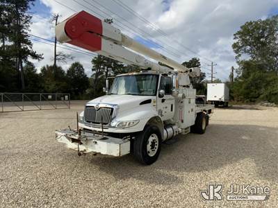 Altec AA755L, 60 ft, Material Handling Bucket Truck