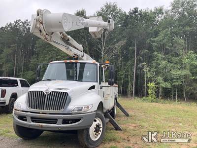 Altec AM55, 60 ft, Over-Center Material Handling Bucket Truck