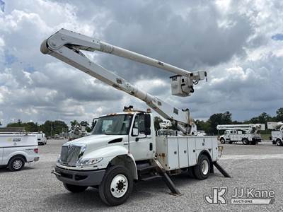 Altec AA755L-MH, 60 ft, Material Handling Bucket Truck