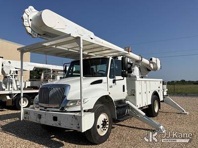 Altec AM55-E, 61 ft, Over-Center Material Handling Bucket Truck