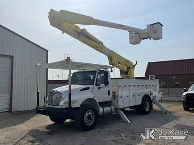Altec AM55E, 60 ft, Over-Center Material Handling Bucket Truck