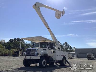 Altec AA755L, 60 ft, Material Handling Bucket Truck