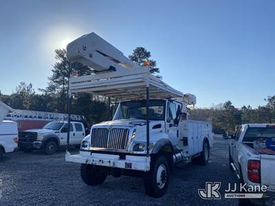 Altec AA755L, 60 ft, Material Handling Bucket Truck