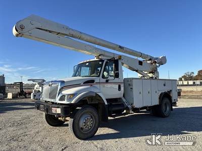 Altec AA755L, 60 ft, Material Handling Bucket Truck