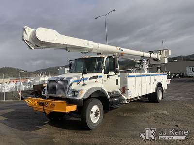 Altec AM900, 72 ft, Over-Center Bucket Truck