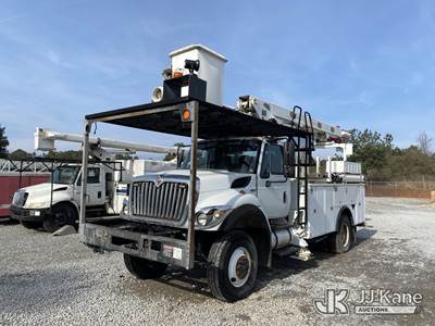 Altec LR758, 63 ft, Over-Center Bucket Truck