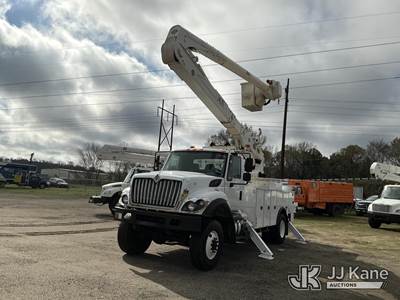 Altec AA55-MH, 61 ft, Material Handling Bucket Truck