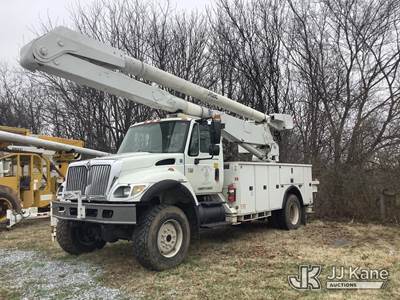 Altec AA755L, 700 Lb 60 ft, Material Handling Bucket Truck