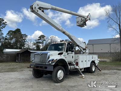 Altec AA755L-MH, 60 ft, Material Handling Bucket Truck