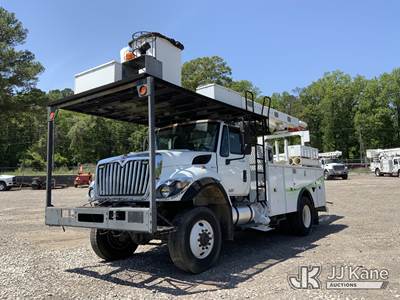 Altec LR758, 63 ft, Over-Center Bucket Truck