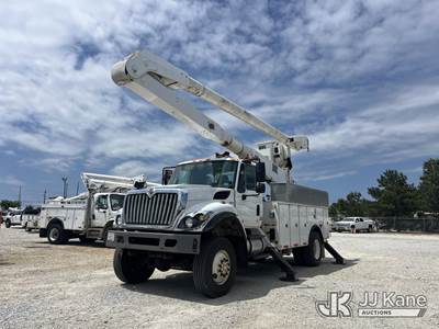 Altec AA755-MH, 60 ft, Material Handling Bucket Truck