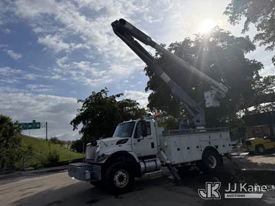 Altec AM855-MH, 60 ft, Over-Center Material Handling Bucket Truck