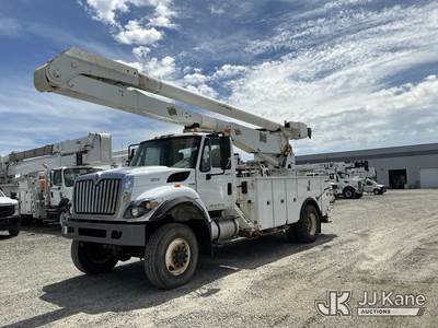 Altec AA755-MH, 60 ft, Material Handling Bucket Truck