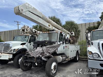 Altec AA755, 60 ft, Material Handling Bucket Truck