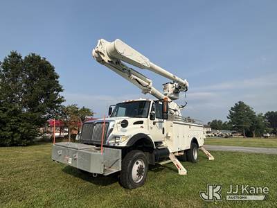 Altec AM855-MH, 350 Lb 60 ft, Over-Center Material Handling Bucket Truck