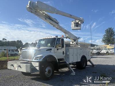Altec AM855-MH, 350 Lb 60 ft, Over-Center Material Handling Bucket Truck