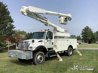 Altec AM855-MH, 60 ft, Over-Center Material Handling Bucket Truck