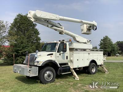 Altec AM855-MH, 60 ft, Over-Center Material Handling Bucket Truck