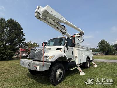Altec AM855-MH, 60 ft, Over-Center Material Handling Bucket Truck