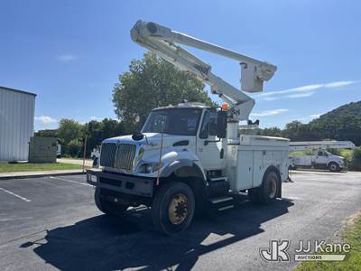 Altec L42A, 47 ft, Over-Center Bucket Truck