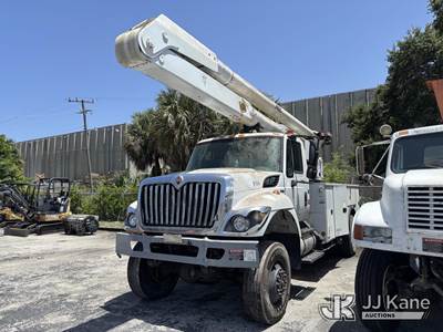 Altec AA755-MH, 60 ft, Material Handling Bucket Truck