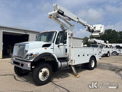 Altec TA41M, 46 ft, Articulating & Telescopic Material Handling Bucket Truck