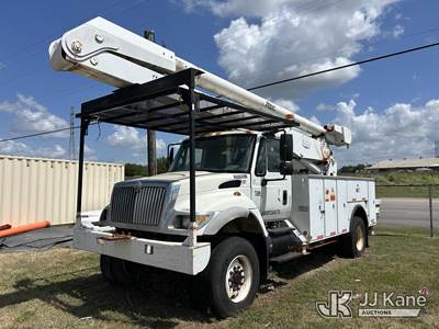 Altec AA755L, 60 ft, Material Handling Bucket Truck