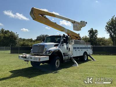 Altec AA55-MH, 60 ft, Material Handling Bucket Truck