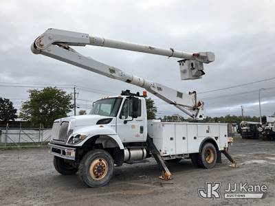 Altec AA755-MH, 60 ft, Material Handling Bucket Truck
