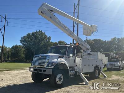 Altec AA55-MH, 60 ft, Material Handling Bucket Truck