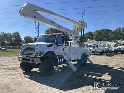 Altec AA55-MH, 60 ft, Material Handling Bucket Truck