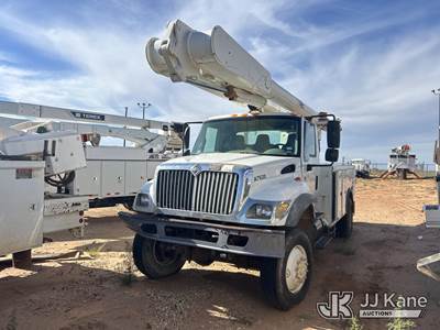 Altec AM855, Over-Center Material Handling Bucket Truck