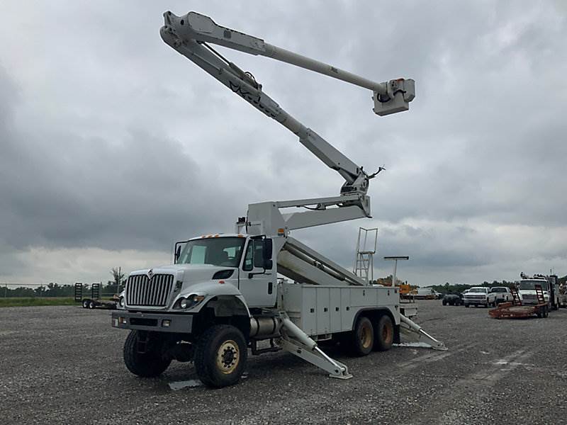 2012 Altec AM900E100, 700 Lb 99 ft, DoubleElevator Bucket Truck For