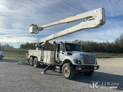 Altec A77T, 82 ft, Articulating & Telescopic Material Handling Bucket Truck