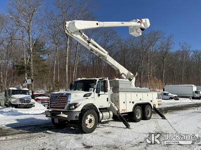 Altec AM55, 60 ft, Over-Center Material Handling Bucket Truck