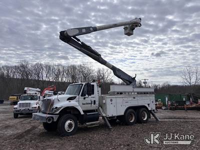 Altec AM855-MH, 60 ft, Over-Center Material Handling Bucket Truck