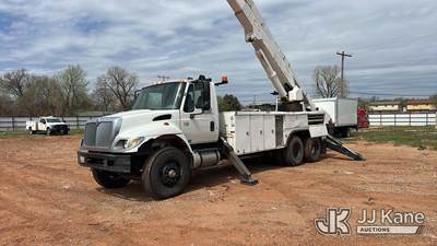 Altec A77-T, 81 ft, Material Handling Bucket Truck