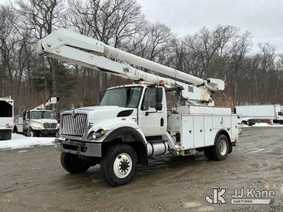 Altec AA755L, 60 ft, Material Handling Bucket Truck