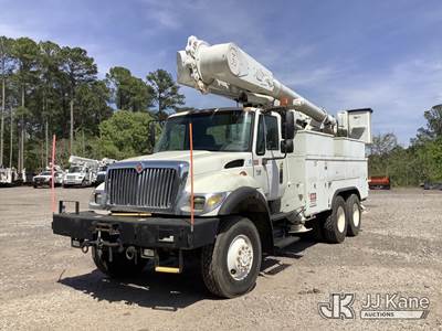Altec AM55-MH, 60 ft, Over-Center Material Handling Bucket Truck