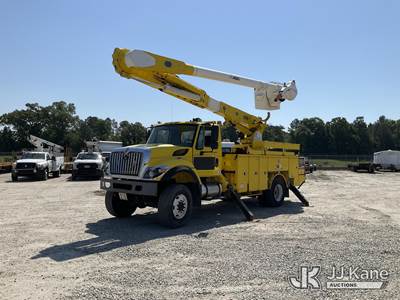 Altec AM55, 60 ft, Over-Center Material Handling Bucket Truck