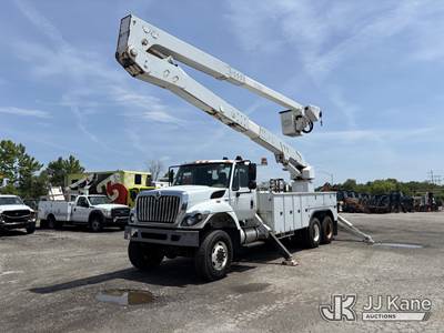 Altec A77T, 82 ft, Articulating & Telescopic Material Handling Bucket Truck