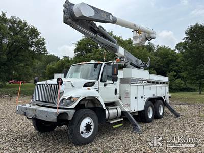 Altec AM55E, 60 ft, Over-Center Material Handling Bucket Truck