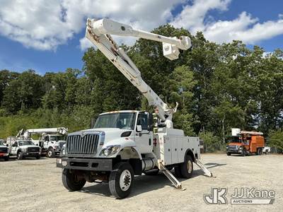 Altec AM55-MH, 60 ft, Over-Center Material Handling Bucket Truck