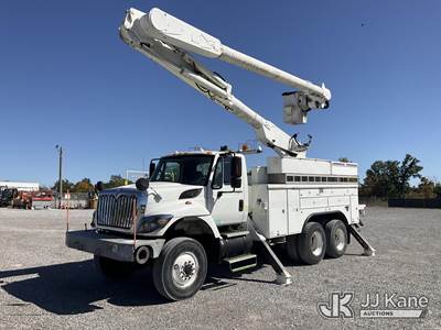Altec AM855-MH, 60 ft, Over-Center Material Handling Bucket Truck